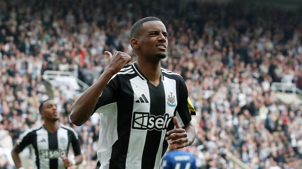 Isak transfer update — Newcastle striker training alone, not available for Premier League opener