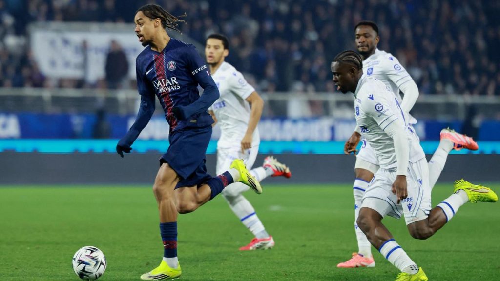 Barcola nets winner as PSG beats Auxerre to return to top of Ligue 1