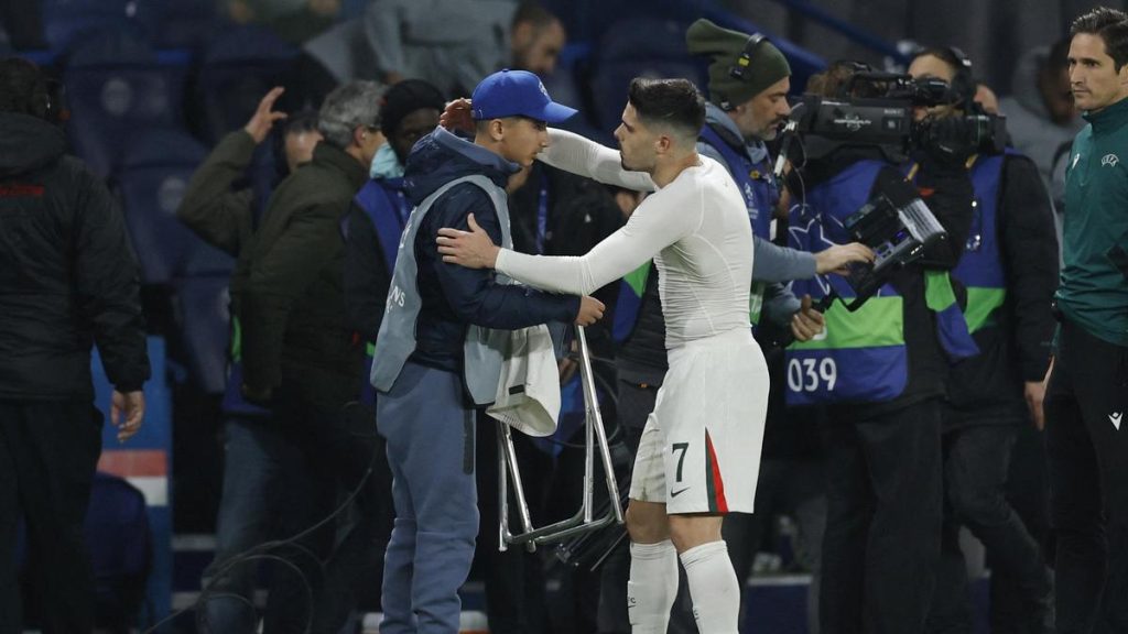 UEFA Champions League 2025-26: Chelsea’s Pedro Neto apologises for shoving ball boy in PSG defeat