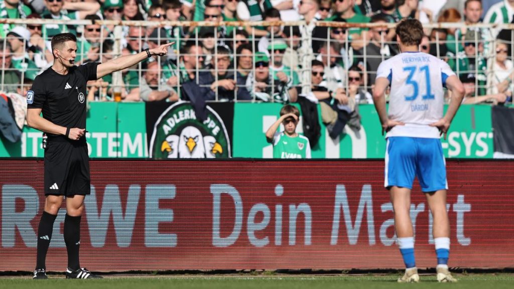 Masked fan unplugs VAR monitor in German second division match